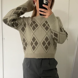 Stickad tröja - Stickad tröja från Clair Rosé X NAKD som nu är slutsåld. Nypris 400 kr, använd max 3 gånger🤎