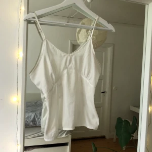 NA-KD topp  - Linne från NAKD. Resår i ryggen s den formar sig efter kroppen, reglerbara band. Den är dock ganska genomskinlig men om man inte gillar det funkar den med en söt bh under. Skriv vid frågor eller för fler bilder!!