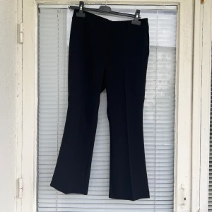 STYLEIN kostymbyxor  - Stylein kostymbyxor säljes. Fint skick, matchande kavaj och bälte säljes. Inga skavanker eller dylikt. Strl: S. 