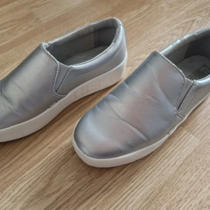 Strl 36 truffle  - Skor använda flera gånger.  mycket bra skick    .  Vissa skor behöver rengöras, läggs i en påse med andra skor som kan vara smutsiga eller dammiga, mycket bra, perfekt skick, eller nya skor., Storlek 37 eller 37,5 och alla skor passar 24cm eller 23,5cm