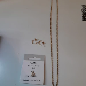 Jätte fina smycken super billigt. - Säljer dessa smycken som är platerade i 18 karat guld.super kvalite kan jag lova.jag har haft samma hänge som på bilden i 2 år och den ser exakt likadan ut fortfarande fast jag duschar och sover med den.örhängen 90 kr, hänge M 100kr, rolo kedjan 250 kr