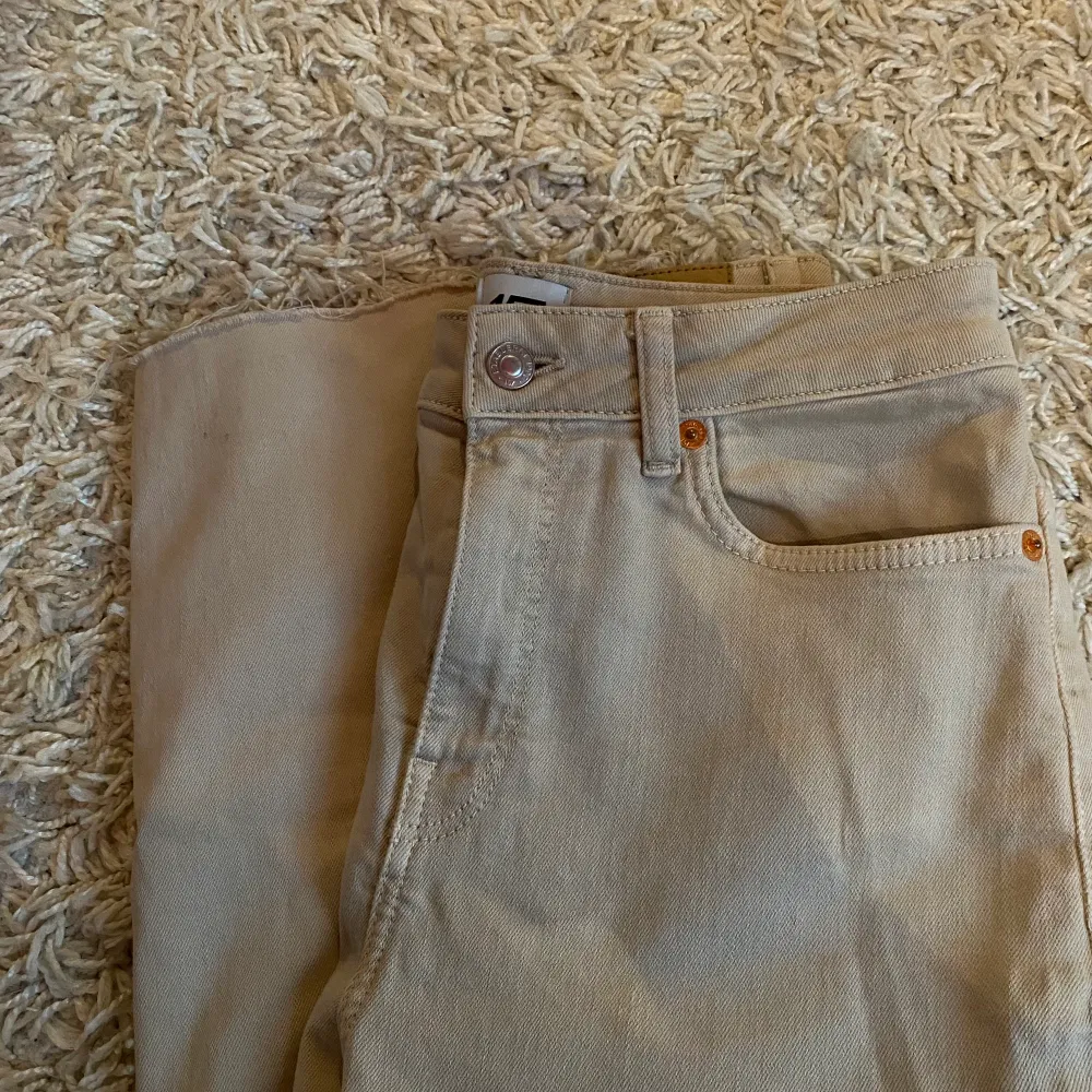 Beige jeans! Jätte snygga nu till hösten!🫶🍂 frakt tillkommer!. Jeans & Byxor.