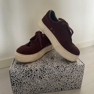 Eytys - Ett par jättesnygga mörkröda eytys i storlek 38. Jättefint skick, inga defekter, endast sulan som är lätt smutsig. Köpare står för eventuell frakt☺️