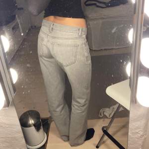 Ett par gråa lågmidjade jeans ifrån Gina tricot i storlek 38. Fick nyligen hem de och endast använda en gång. Jag är 173cm och de är riktigt bra i längden! Nypris 500