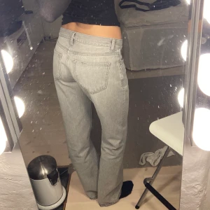 Low waist Jeans - Ett par gråa lågmidjade jeans ifrån Gina tricot i storlek 38. Fick nyligen hem de och endast använda en gång. Jag är 173cm och de är riktigt bra i längden! Nypris 500