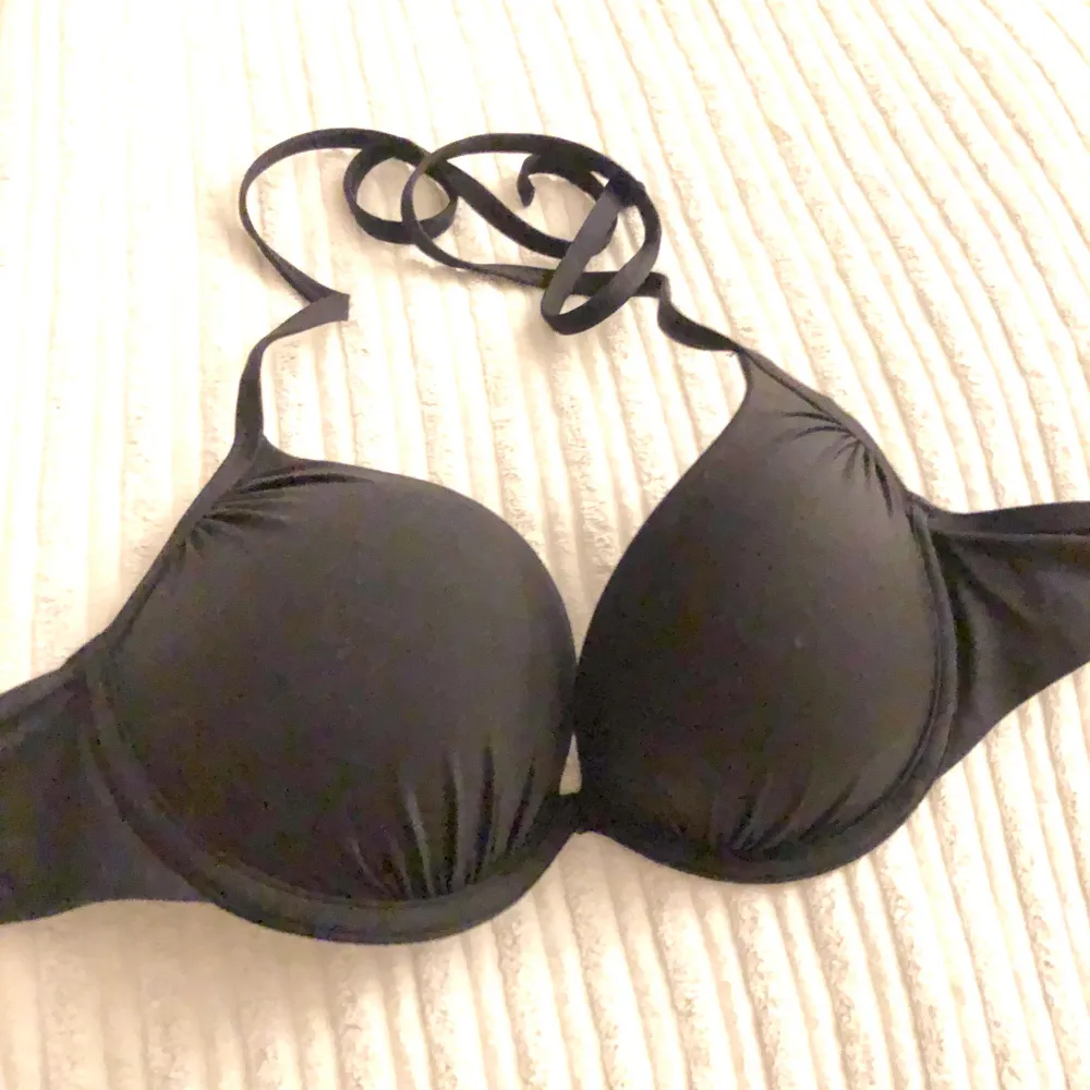 Superfin svart push up bikini överdel som verkligen sitter super snyggt men som jag tyvärrr köpte i fel storlek. Strlk 75B är denna. Hoppas någon annan kan få användning.. Övrigt.