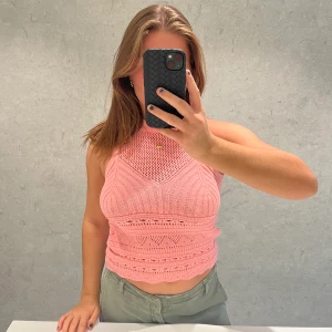 Stickat linne från Zara!  - En superguliigt rosa stickat linne/väst från Zara! Inga tecken på användning finns❤️ Hör av dig med eventuella frågor🍒
