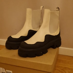 Steve madden skor Merilyn 38 - Helt nya, oanvänd. Storlek 38. Färgen är Bone leather Kan hämtas i södra Stockholm, eller skickas med postens spårbara paket(ca50-60kr)