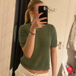 Lindex tröja - Säljer min snygga gröna tröja från Lindex då jag får för lite användning av den! Köpt förra sommaren och sparsamt använd, därav bra skick!💕 Passar en XS-M beroende på hur man vill att den ska sitta!