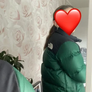 The north face jacka - Säljer min jacka i barnstorlek L vilket motsvarar xs. Bra skick, skriv för mer frågor❤️