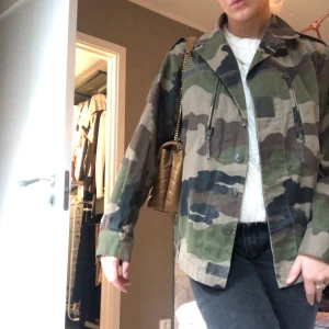 Militärjacka - Säljer min skit snygga militär jacka från quatre filles! Inköpt för 2500kr. I storlek XS-M. Denna jacka är såååå skön då den är stretchig🙏🏼🙏🏼kan mötas i Stockholm 💕💕