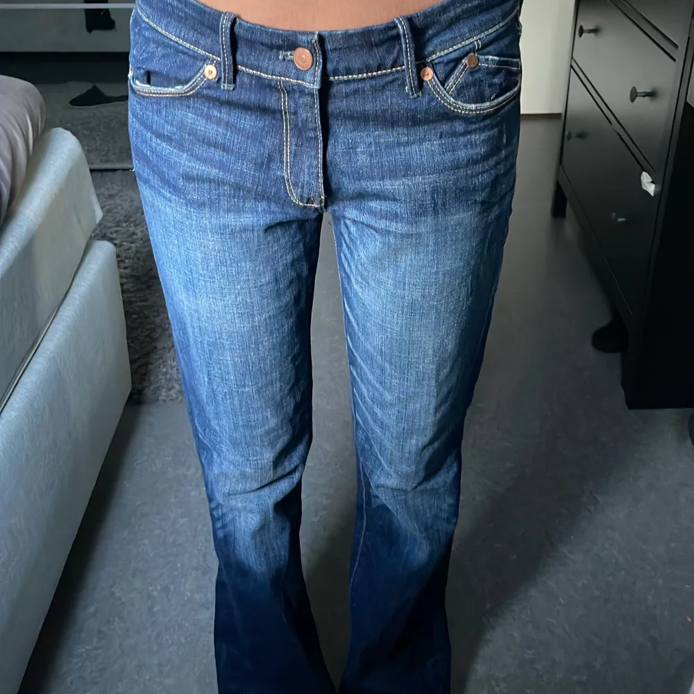 Snygga lågmidjade jeans. Storlek: W28 L32. Bud om flera är intresserade. Spårbar frakt 66kr ingår ej i priset. Säljer pga dom är för stora för mig. Skriv för fler bilder. bra skick💓. Jeans & Byxor.