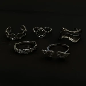 Ringar!! - Super häftiga ringar med olika motiv. En ring för 89kr eller två för 160kr. Ringarna är antingen i 925 sterling silver eller så är det i rostfritt stål. Alla ringar är justerbara och ska därför passa alla! Obs frakten är på 15kr. 
