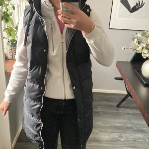 Lång väst - Lång jättefin väst i jättebra skick. Skriv för föler bilder💗