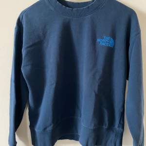 Säljer min marinblåa sweatshirt från The North Face i storlek S då den inte kommer till användning☺️priset kan diskuteras och köparen står för frakten