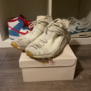 Adidas nmd human race cream white - Storlek 44 använda fåtal gånger (lite smutsiga) men går att tvätta bort, säljes billigt då dem bara tar plats