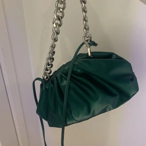 Grön väska från NA-KD  - Säljer denna super coola väska från NA-KD derför att jag har tröttnat på den köpte den för ungifär 390 så säljer den för 120 pris kan såklart diskuteras de är bara att höra av er vid minsta lilla fråga 💕💕