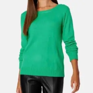 grön stickad tröja från vila💚 använd fåtal gånger och kommer inte längre till användning! kom privat för fler bilder. köparen står för frakt🤍