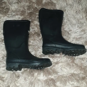 Strl 34 - Everest stövlar knappt använda jättebra för regn osv.. superbra skick på de.ganska varma inuti. Avhämtning i majorna köpare betalar för frakt!♡ 