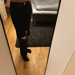 Slitna jeans från Gina Tricot i modellen 90s high waist. Storlek 38 och i jättebra skick 💜💜 130 kr + frakt 