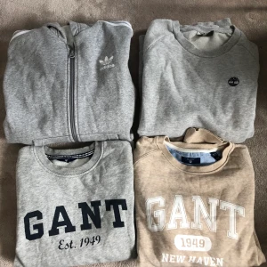 Tröjor - Klädpaket  Adidas kofta, grå med vita ränder, luva. Storlek 152 Timberland tröja grå, storlek 14/162 Gant tröja beige, oanvänd, storlek - 158/164 Gant tröja grå, storlek 146/152 . Jag har använt kläderna när jag hade XXS i klädstorlek. 🌸🌸