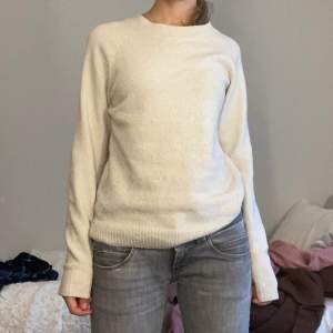 Stickad tröja från Vero Moda!💕 Andvänd flitigt men frortfarande snygg, dock lite noppror på hela tröjan!💕