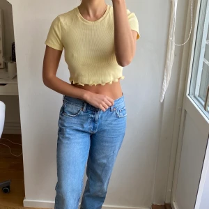 Gul tshirt  - Säljer gul tshirt med volangdetalj nedtill. Från Pull and Bear och aldrig använd. Storlek M.  Köpare står för frakt, kan annars mötas upp i Göteborg 💛