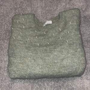 Säljer min gröna tröja i storlek xxs har bara använt den två gånger för att den blev för liten.