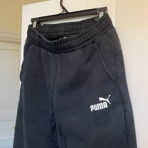 Puma byxor  - ett par mjukisbyxor från Puma🖤 Dem är supersköna men passar mig tyvärr inte längre