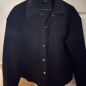 Svart höst/vinter kappa - Säljer denna kappan från Gina tricot som inte längre finns att köpa på hemsidan. Den är använd några gånger men är i jätte fint skick utan hål eller skador. Första bilden är tagen av min storasyster som är ca 170 lång 🫶🏼