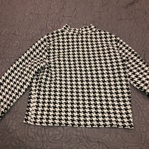 En svart vitt topp från Gina tricot storlek M  - En svart vitt topp från Gina tricot storlek M passar också storlek S 