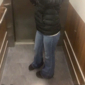 Levis bootcut jeans - Ljusblåa levis jeans super fint skick och använd väldigt få gånger. Köpt på NK för 1200kr men säljer för 600kr 