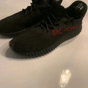 Yeezy Boost 350 V2 Black Red - Storlek: US 8, EUR: 41