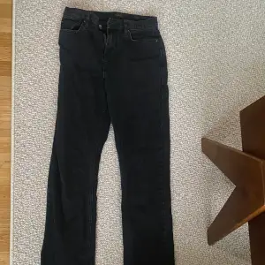 Ett par svarta Jeans från Nelly, endast använda ett fåtal gånger 🤩Ca 5 cm för långa i benen, jag är 160cm lång. Köparen står för frakten 😊