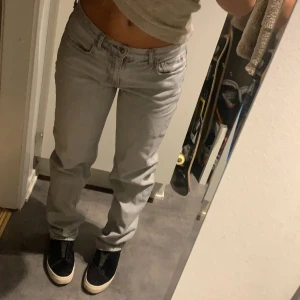 Lågmidjade gråa jeans 36! - Säljer mina nästan oanvända lågmidjade jeans från Ginatricot! Storlek 36! 