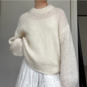 Oversized stickad &otherstories - Säljer denna supermysiga tröja jag köpt här på plick💕Storleken är XS men den sitter lite mer som en M då den är oversized. Köparen står för frakt. Blir budgivning om många är intresserade🥰(bilder från förra ägaren)  Ord. pris var 790kr Köp direkt: 400kr