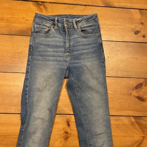 Byxor - Det här är ett par ganska lågmidjade byxor som har storlek xs inte jätte långa. Sparsamt andvända. Från Bik Bok. Hoppas någon annan vill ha dem👍🏻