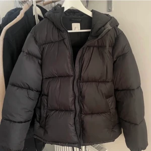 Jacka  -  ⭐️Bud just nu ligger på 410⭐️ säljer denna jacka ifrån hm som är köpt förra vintern, den är knappt använd då jag hade en annan jacka under samma säsong, bilden är lånad🫶🏽 Hör gärna av er om ni är intresserade, tryck inte på köp direkt!🫶🏽 