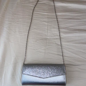 Glitter väska - Min bal väska som kom till användning en gång, men kan självklart ha till festliknande aktiviteter oxå!! Inköpt för 899:- säljer för 300:-, priset kan självklart diskuteras 