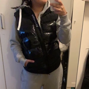 moncler väst  - säljer min moncler väst i fint skick, priset kan diskuteras 