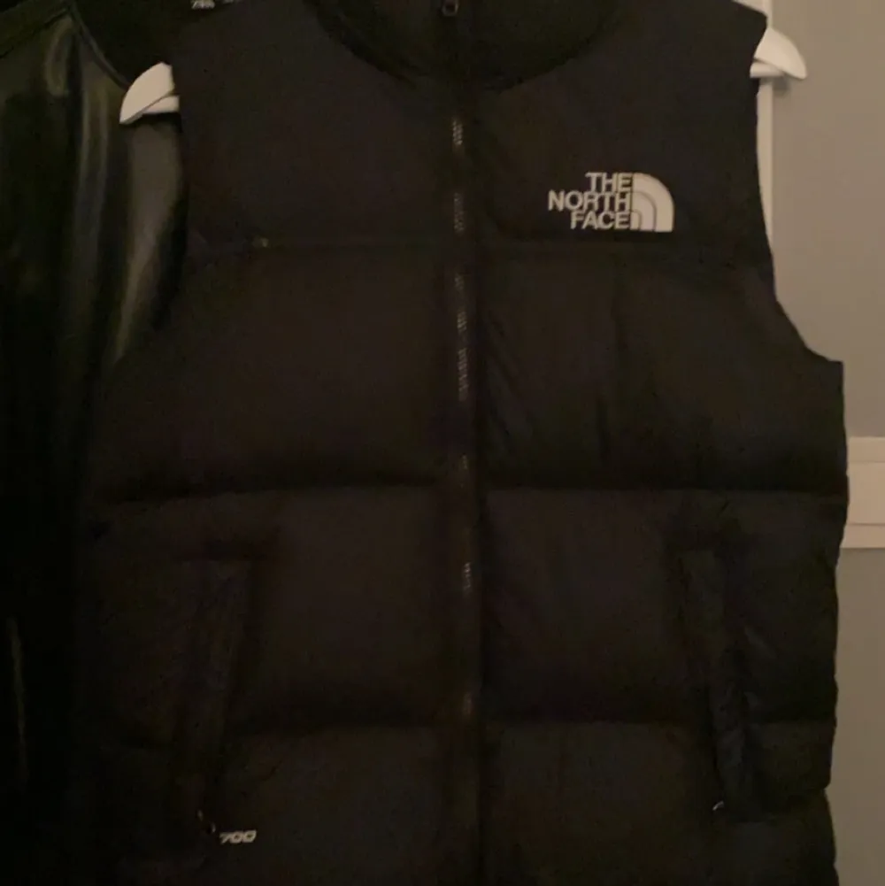 Hej! Kör en liten intressekoll på min North Face väst i storlek i XL som är köpt på barnavdelning, tror vi köpte den för 2000/2500kr något sånt rätta mig om jag har fel gärna! Kom med frågor och bilder privat!💕💕. Jackor.