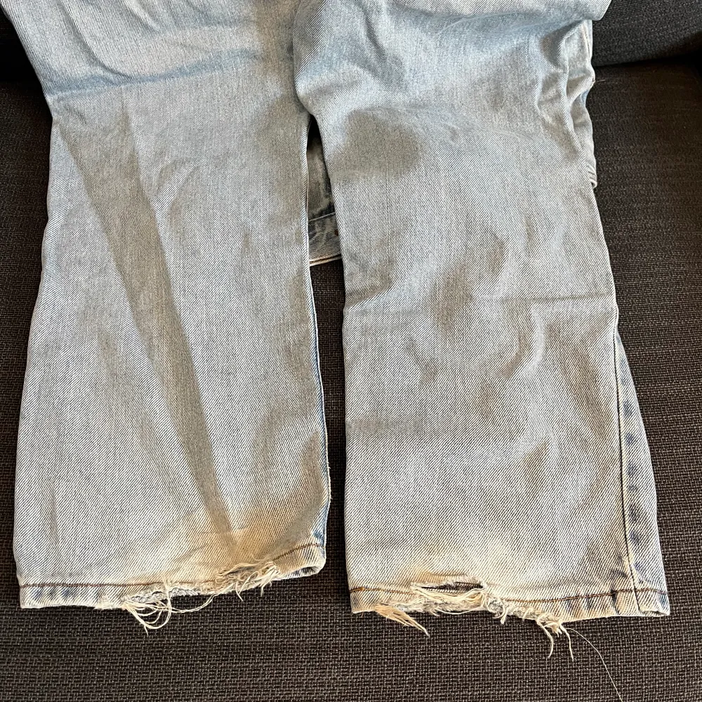 Väldigt snygga och bra passform, lite slitna ner till men tycker det ger mer karaktär till byxorna. Jeans & Byxor.