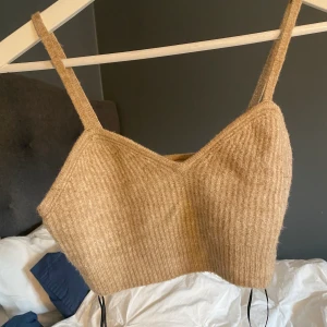 Stickad tshirt  - Säljer mitt fina linne som endast är andvänd en gång 💗