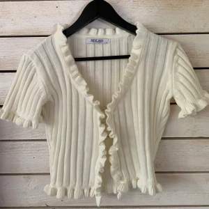 Ribbad kofta  - Säljer denna jättesöta kofta eftersom den är för stor för mig, perfekt att ha bara en tubtopp under t💓