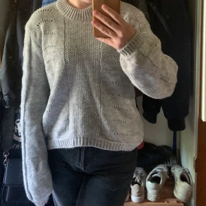 Grå stickad  - Så fin grå stickad tröja från nakd, endast använd 1 gång!! Köpte den för 400 kr! 