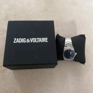 Säljer min fina klocka ifrån Zadig & Voltaire då jag fick den i present och jag tyvärr inte använder silver smycken. Finns inte kvar i sortimentet längre. Justerbart band. Den är aldrig använd så den är i nyskick. Nypris är 2200kr. Pris kan diskuteras.