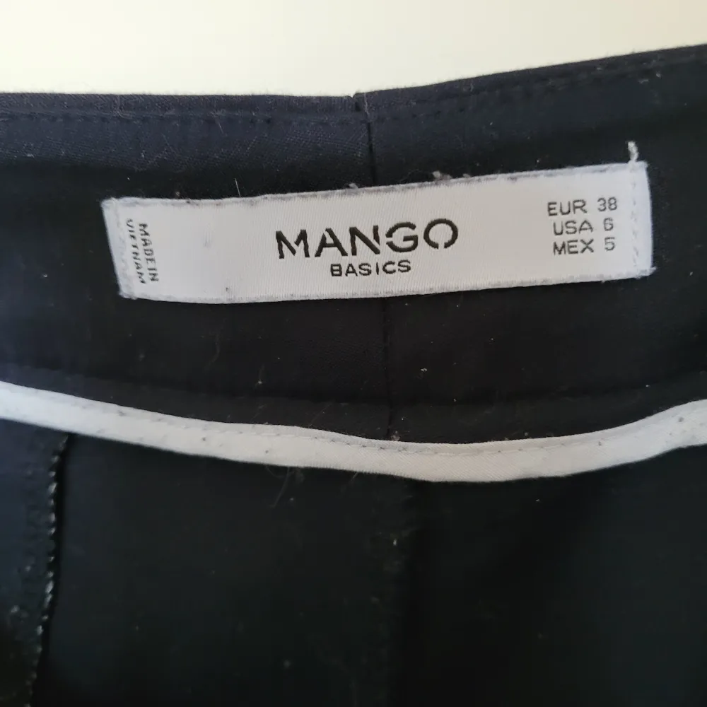 Low waist mörkblåa byxor från Mango. De har blivit lite för stora för mig. Storlek 38. Sparsamt använt.. Jeans & Byxor.