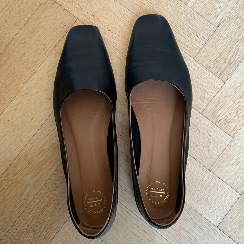 Storlek 39.  ATP Atelier Loafers Andrano Black Nappa Svart i fint skick.  Nypris 3099kr. Skor.