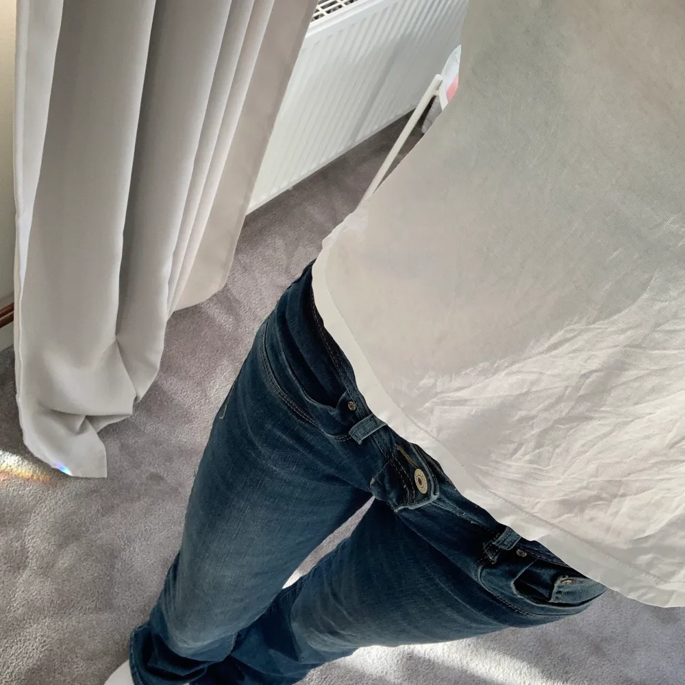 Super snygga mörkblåa lågmidjade jeans från LTB ”valerie”. Slutsålda på hemsidan och använd endast en gång. Dem är super långa i benen för mig som är ca 175cm och as snygg passform. Skriv för flera bilder eller funderingar❤️. Jeans & Byxor.