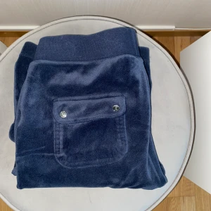 Juicy couture byxor  - Marinblåa juicy couture byxor. Jätte fint skick. Snöret är uttaget men medkommer!  